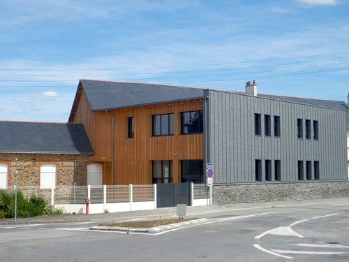 Un nouveau bâtiment moderne inauguré en 2015, comprenant un CDI, un laboratoire de physique et des salles d’arts plastiques, de musique et de cours, notamment accessible via un ascenseur.
